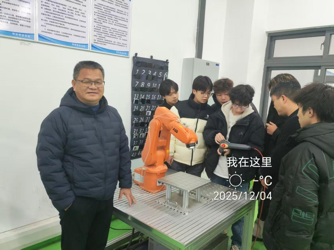 院领导深入实训一线 暖心关怀促成长——智能制造学院晚自习实践教学出新彩