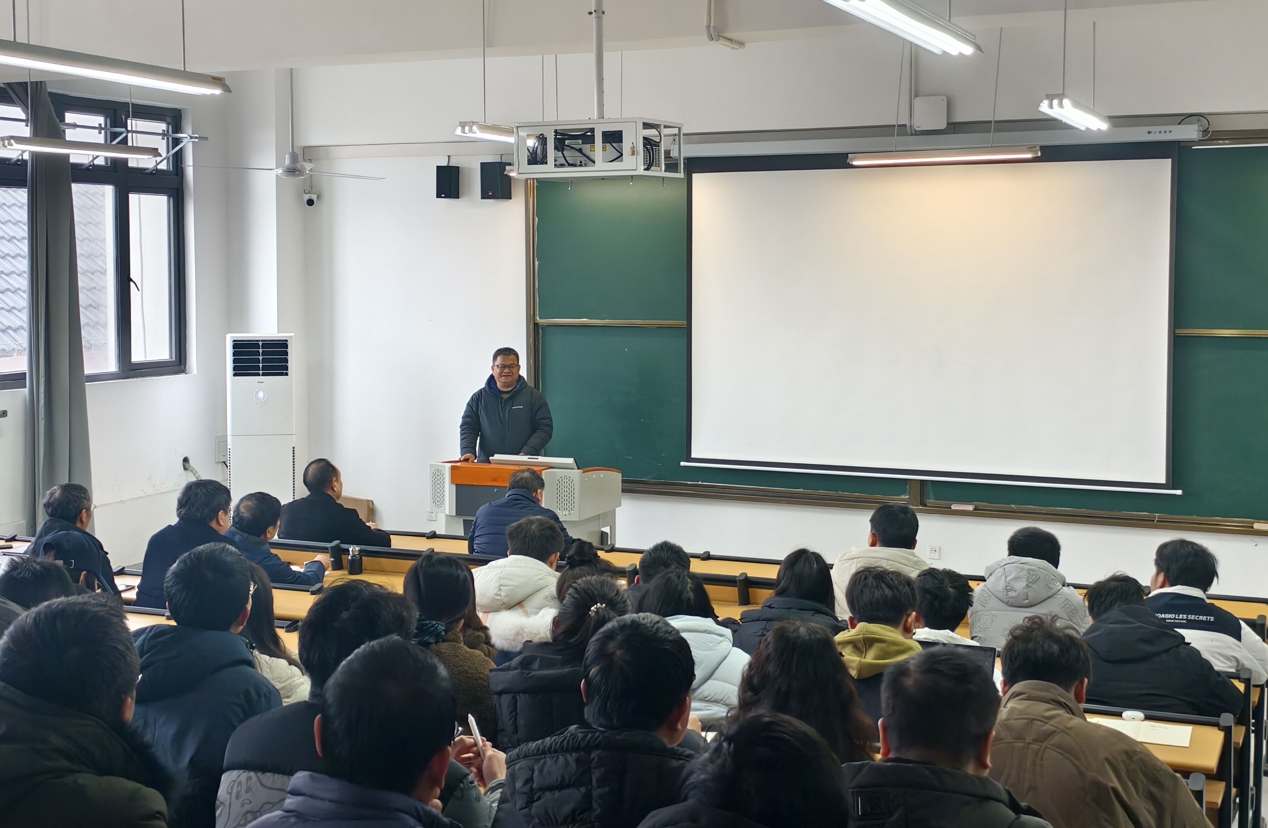 智能制造学院召开新学期第一次全体教职工大会